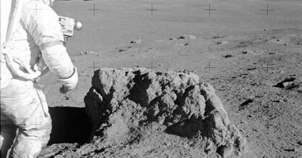 Байден поместил в Овальном кабинете камень с поверхности Луны (фото)