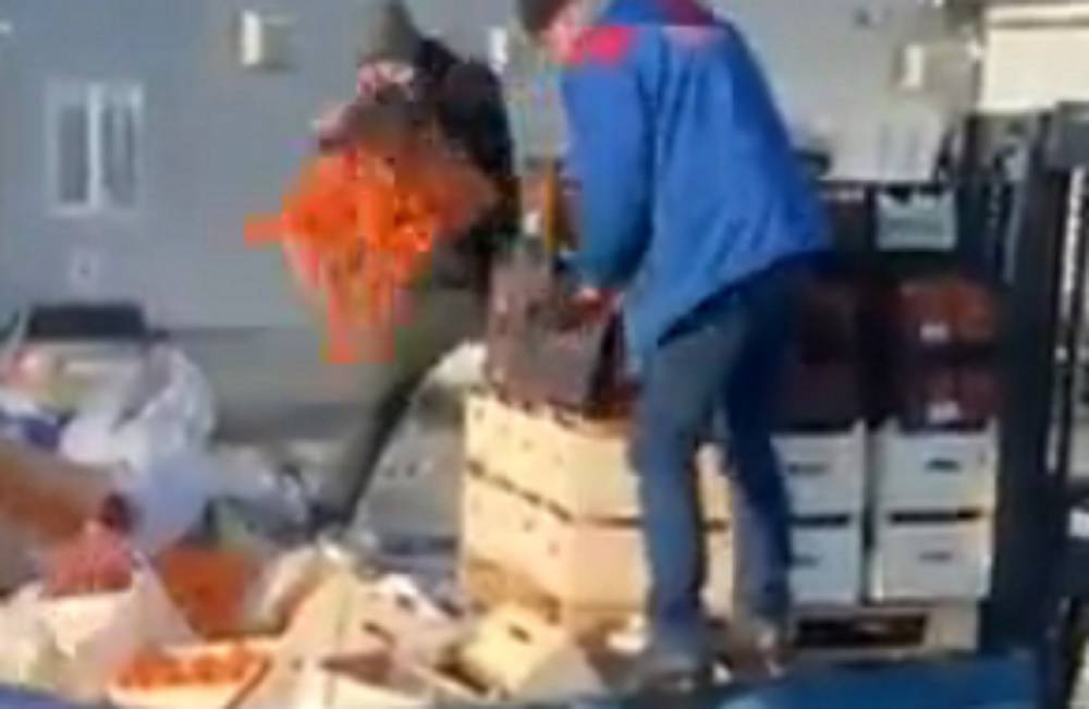 В Киеве ящиками выбрасывают продукты, кадры попали в сеть: "Рынок превращаются в помойку"
