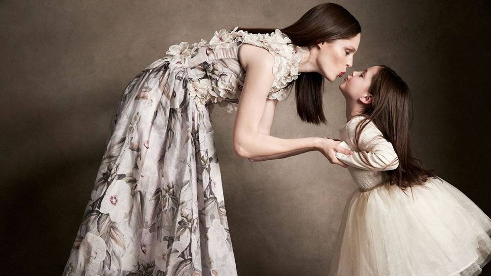 Модель Коко Роша снялась с детьми в невероятной фотосессии для Elle: безупречные фото