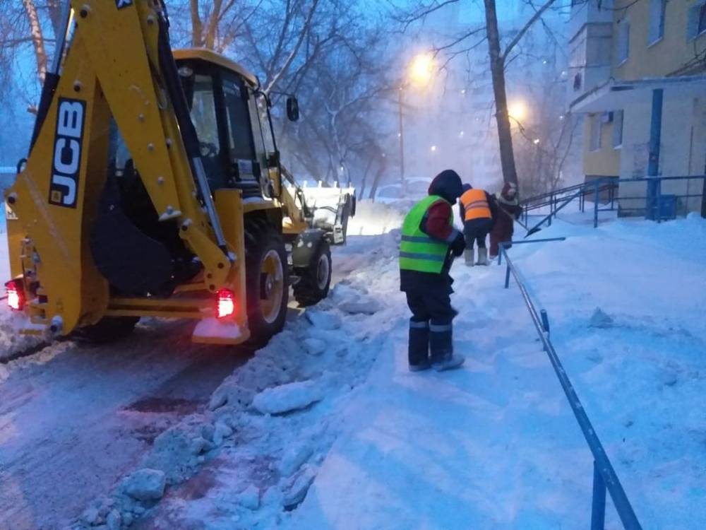 Жители Уфы оказались в шоке от нового способа уборки снега во дворе дома