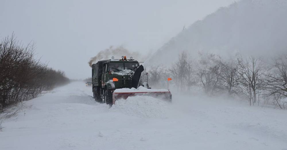 Сильный снег, метели и гололедица: спасатели предупредили об опасных погодных условиях