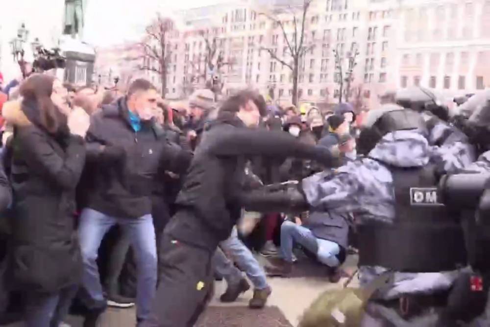 Подравшийся с ОМОНом на митинге в Москве чеченец раскаялся