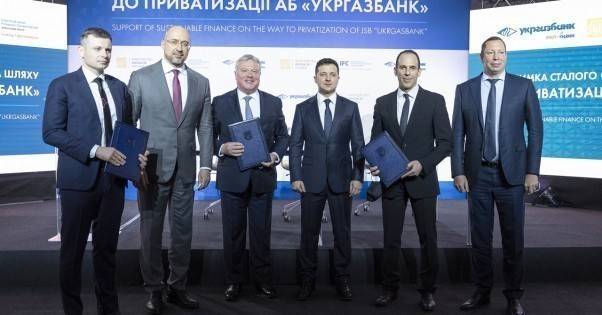 Украина взяла у IFC кредит на €30 млн в счет доли в Укргазбанке (ФОТО)