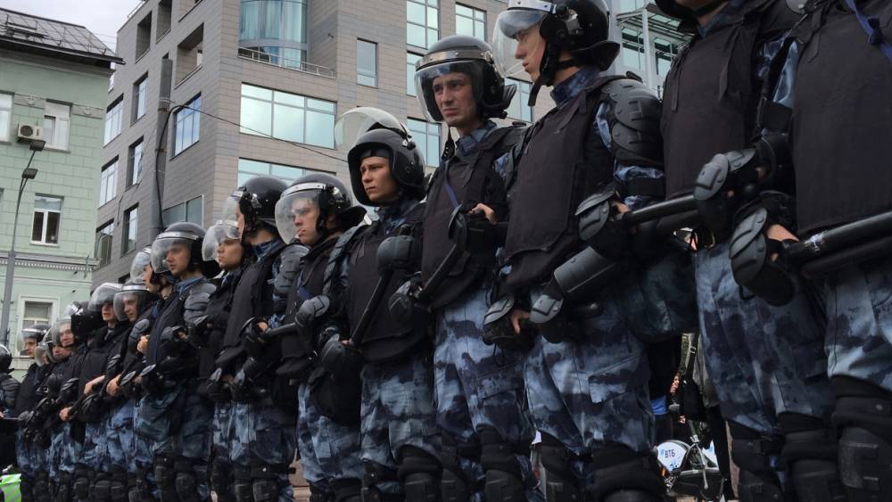 Активиста Крисевича арестовали на 14 суток после акции протеста в Москве