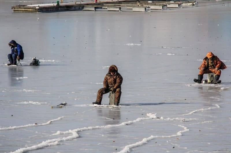 Смолян призывают не выходить на лед во время оттепели