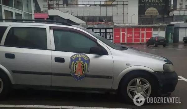 На донецких номерах и с эмблемой ФСБ: по Киеву ездит «странная» машина