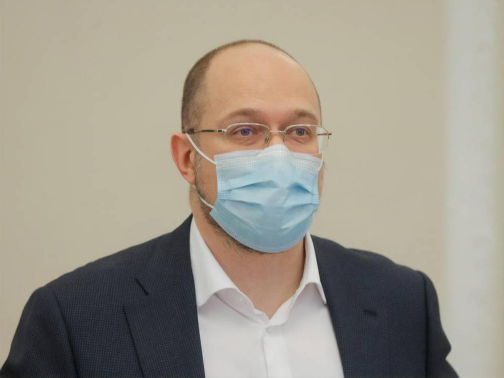 "Хватит всем желающим". Шмыгаль заявил о контрактах Украины на 30 млн доз вакцины от COVID-19