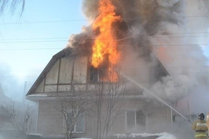 В Иванове загоревшуюся крышу частного дома тушили 29 пожарных