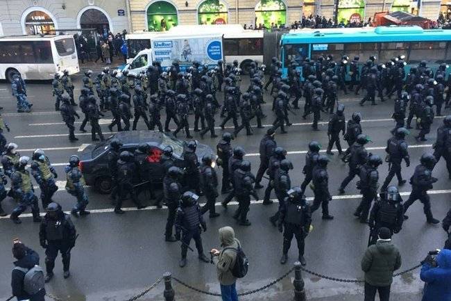 Полицию превращают в манекены для битья: куда ведет провокация в Петербурге