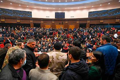 Парламенту Армении захотели дать право на самороспуск