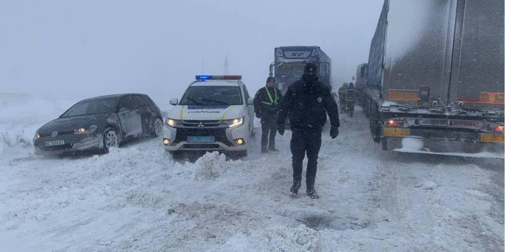 Ровенскую область замело снегом: на трассе Киев-Чоп — многокилометровые пробки, движение грузовиков приостановлено
