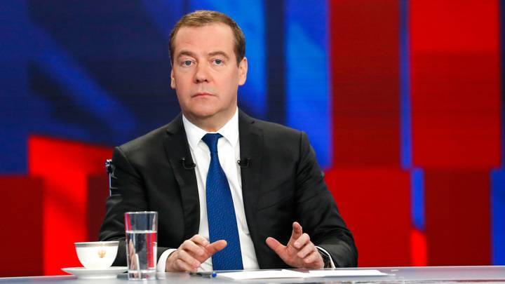 Дмитрий Медведев предложил оплачивать интернет малоимущим