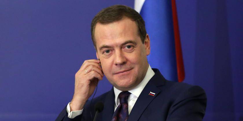 Медведев предложил сделать интернет бесплатным для малоимущих