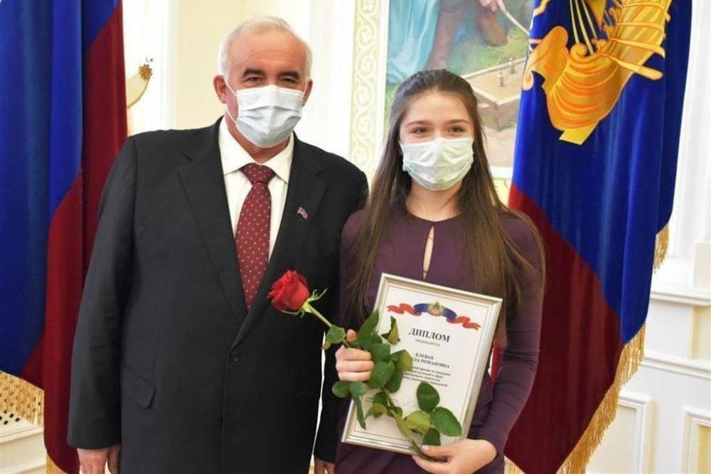 Губернатор Костромской области Сергей Ситников наградил лучших студентов и школьников