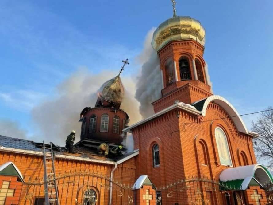 На Днепропетровщине горит церковь