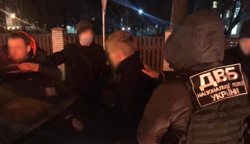 На Черниговщине за сбыт наркотиков задержали двух полицейских: фото