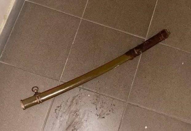 В Одессе мужчина мечом крушил двери соседей (фото)