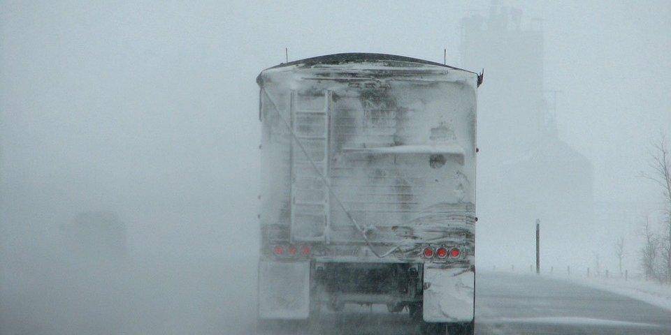 Снегопад во Львовской области: одну из трасс закрыли для проезда грузовиков