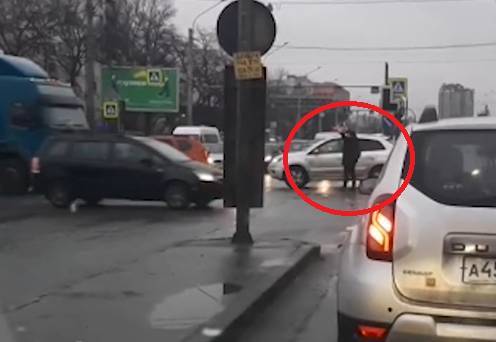В Петербурге гражданский регулировщик при помощи зонтика помог разъехаться водителям