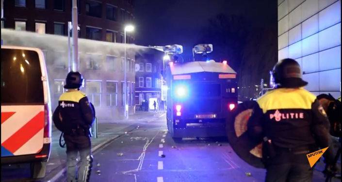 Беспорядки в Нидерландах: протестующие бьют витрины и переворачивают машины—видео