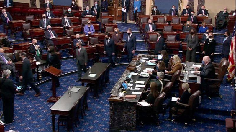 Сенаторы во вторник приносят присягу в качестве присяжных по делу об импичменте Трампа
