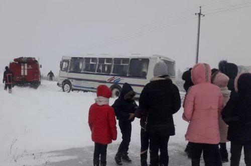 На Волыни школьный автобус с детками попал в снежную ловушку