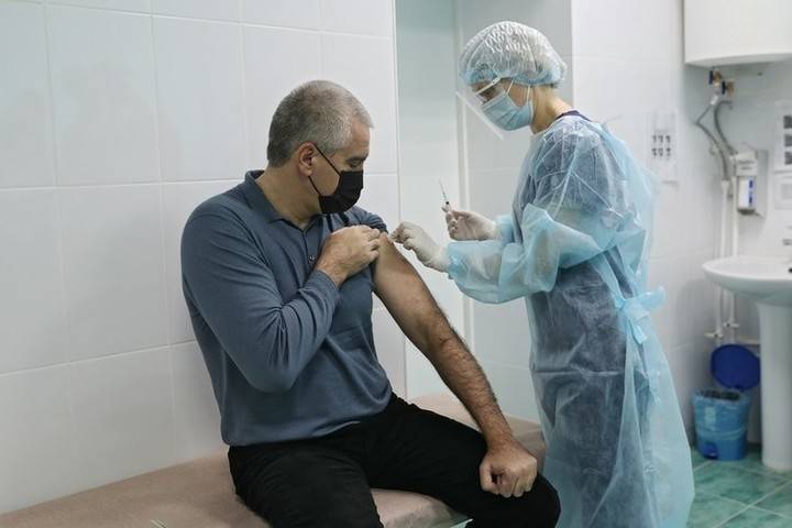 Сергей Аксенов вакцинировался от коронавируса
