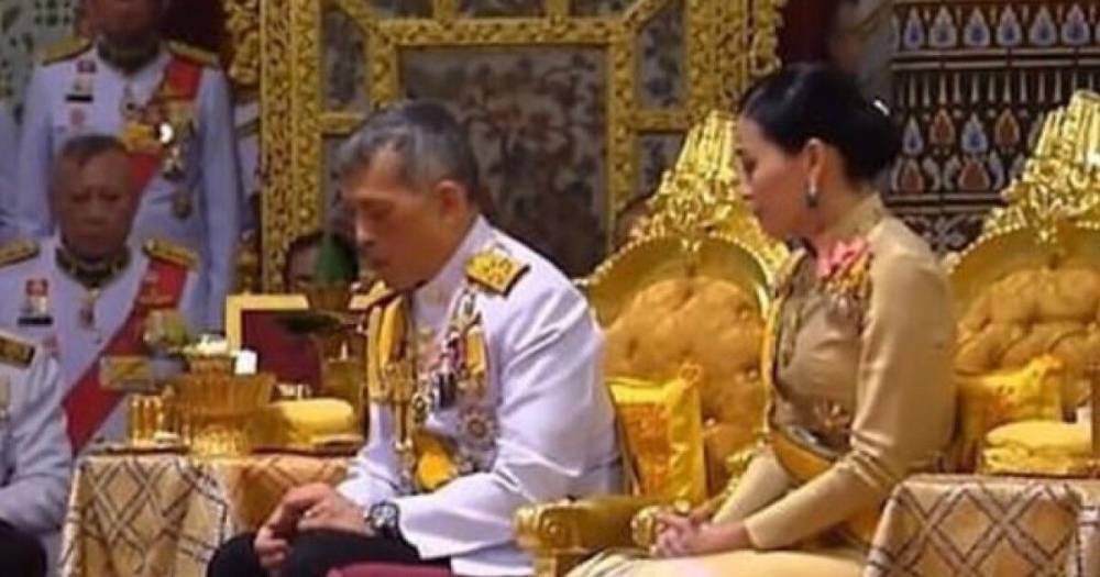 "Беспрецедентный случай": король Таиланда объявил свою любовницу второй королевой