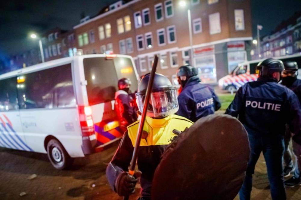 В Нидерландах протестующие устроили погромы и жесткие стычки с копами из-за карантина (видео)