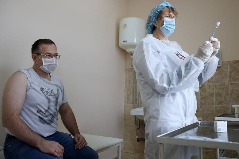 Тысячи россиян ведут онлайн-дневники наблюдения после прививки от COVID-19