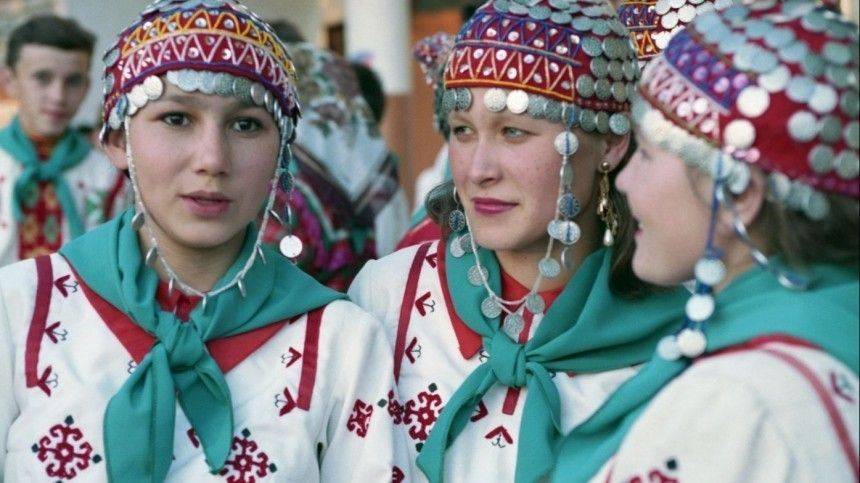 Глава Башкирии рекомендовал чиновникам носить красочные национальные костюмы