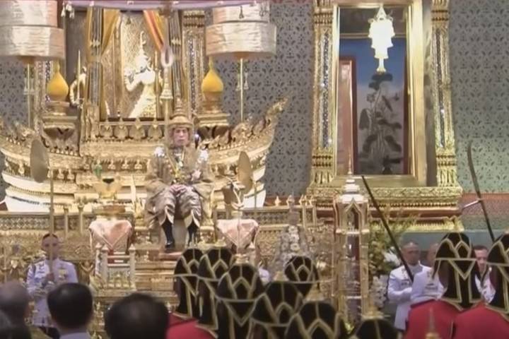 Король Таиланда, любитель оргий, объявил свою фаворитку второй королевой