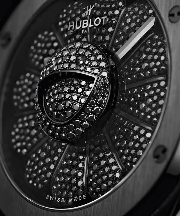 Черные бриллианты, вращающиеся лепестки и другие сюрпризы, которые скрывают часы Hublot x Такаси Мураками