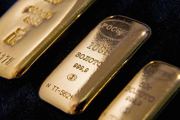 Золото дешевеет в ожидании итогов заседания ФРС