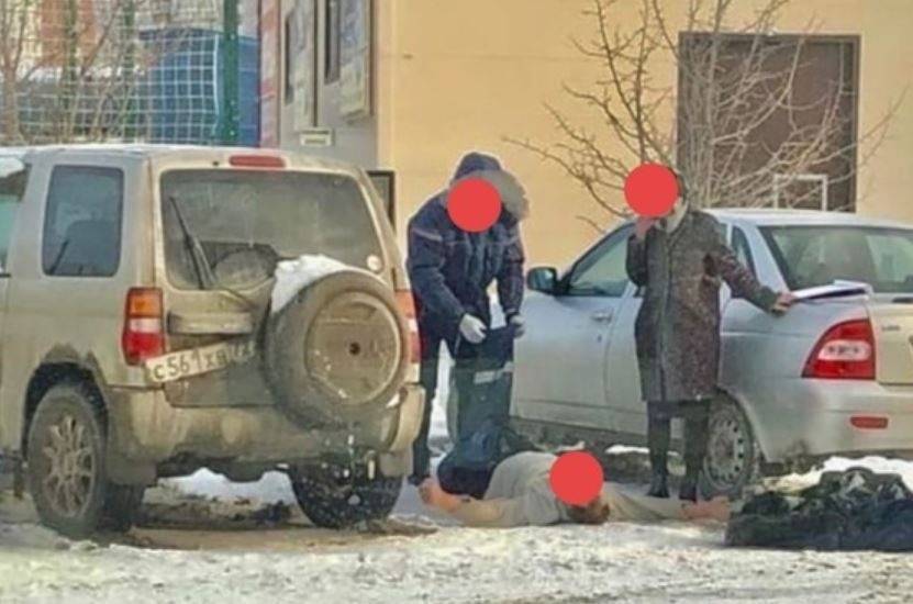 В Тюмени в заведенной машине на парковке нашли труп