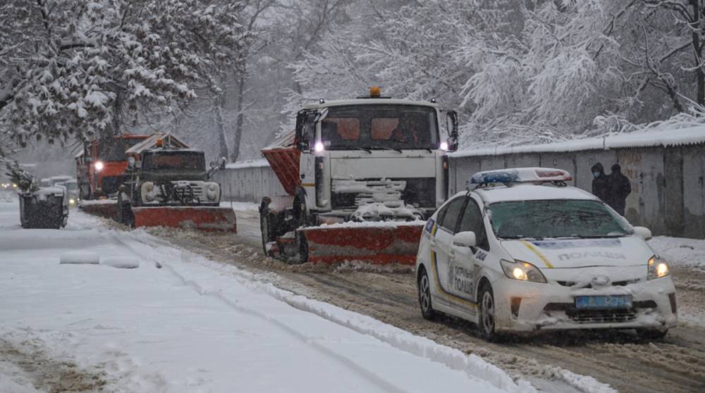 В Одессе сильный снегопад, движение транспорта затруднено