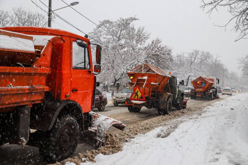 Падающие деревья, километровые пробки и несколько ДТП: Одессу вновь засыпало снегом (фото, видео)