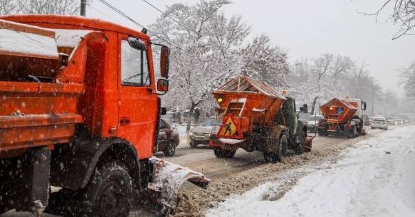 На юг Украины обрушился снегопад, в Одессу закрыли въезд фурам (ФОТО, ВИДЕО)