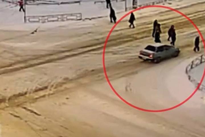 Водитель, проехавший сквозь толпу пешеходов в Петрозаводске, пришел в ГИБДД