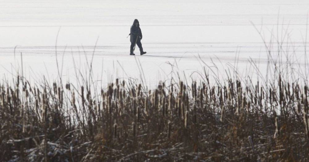 В плену стихии: в Кировоградской области мужчина дрейфует на льдине на Кременчугском водохранилище (видео)