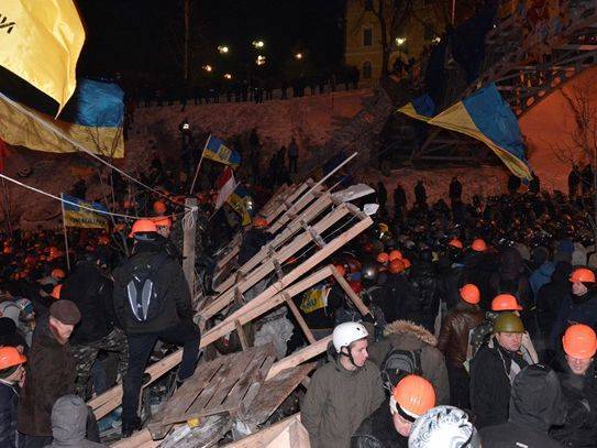 Дела Майдана. Суд разрешил заочное расследование против экс-главы Минобороны