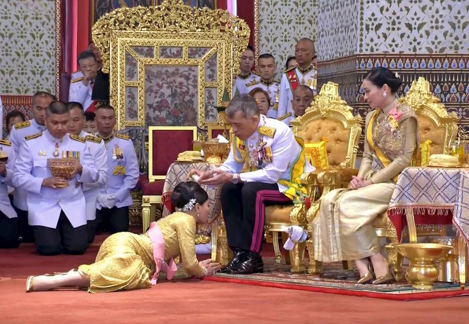 Король Таиланда позволил себе многожёнство, короновав любовницу