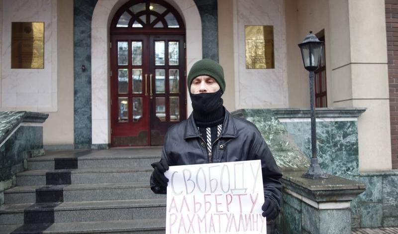 В Москве прошли одиночные пикеты в поддержку активиста движения «Стоп БашРТС» из Уфы