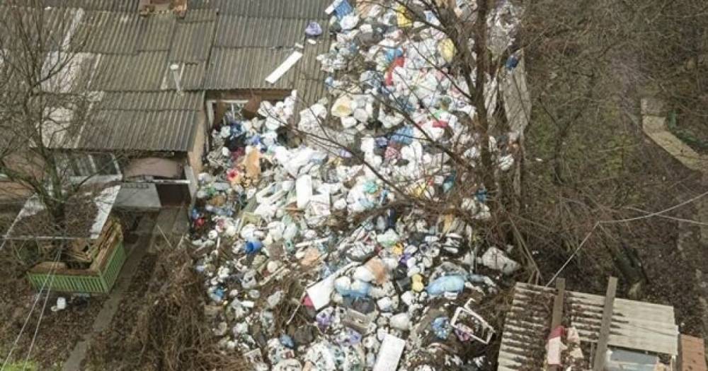Собирала мусор 10 лет: в Полтаве женщина превратила двор на свалку и "разводит" крыс и мух