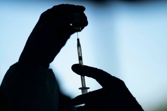 Данных о том, что вакцинация уже снижает риск передачи Covid-19, нет, — ВОЗ