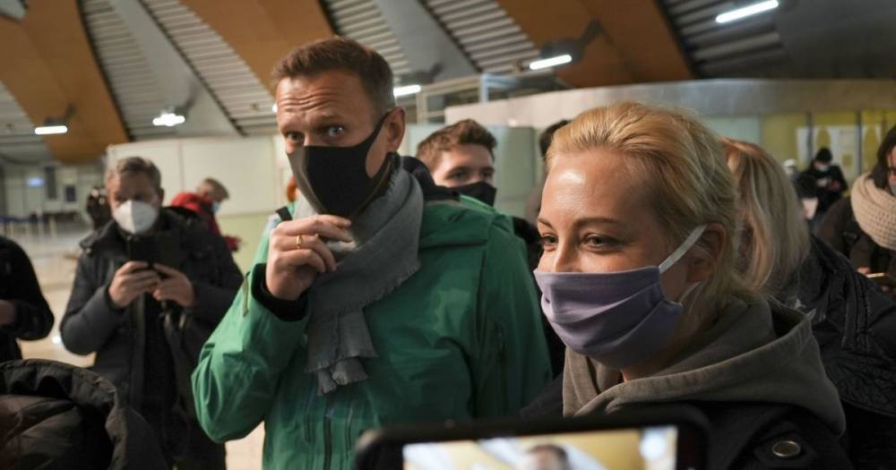В Москве вслед за квартирой Навального силовики пришли с обыском к его жене (видео)