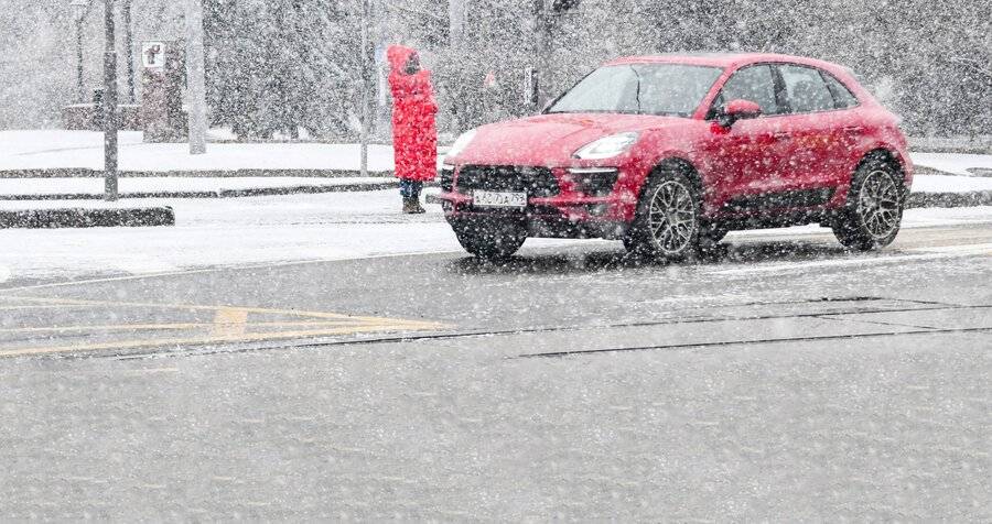 Московских водителей призвали быть аккуратнее на дорогах в снегопад