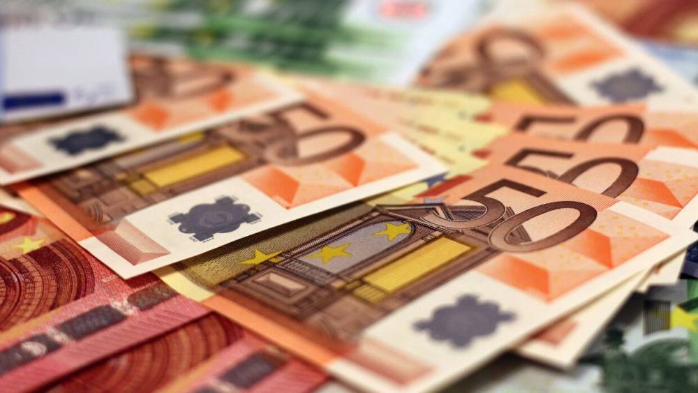 Специалист объяснил преимущество евро перед долларом