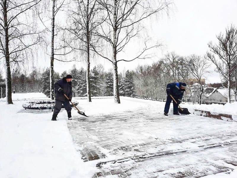 Парки и скверы Смоленска очищают от снега