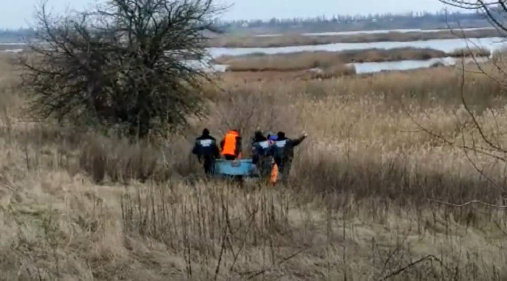 Под Киевом из реки достали тело мужчины: детали и видео с места трагедии